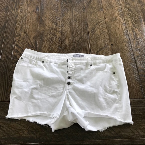 Torrid 5 Inch Vintage Stretch Mid-Rise Short White Sz 24 - Picture 2 of 7